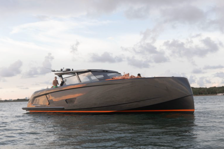 Sexsea, 17.7 m Vanquish 58 charter yacht