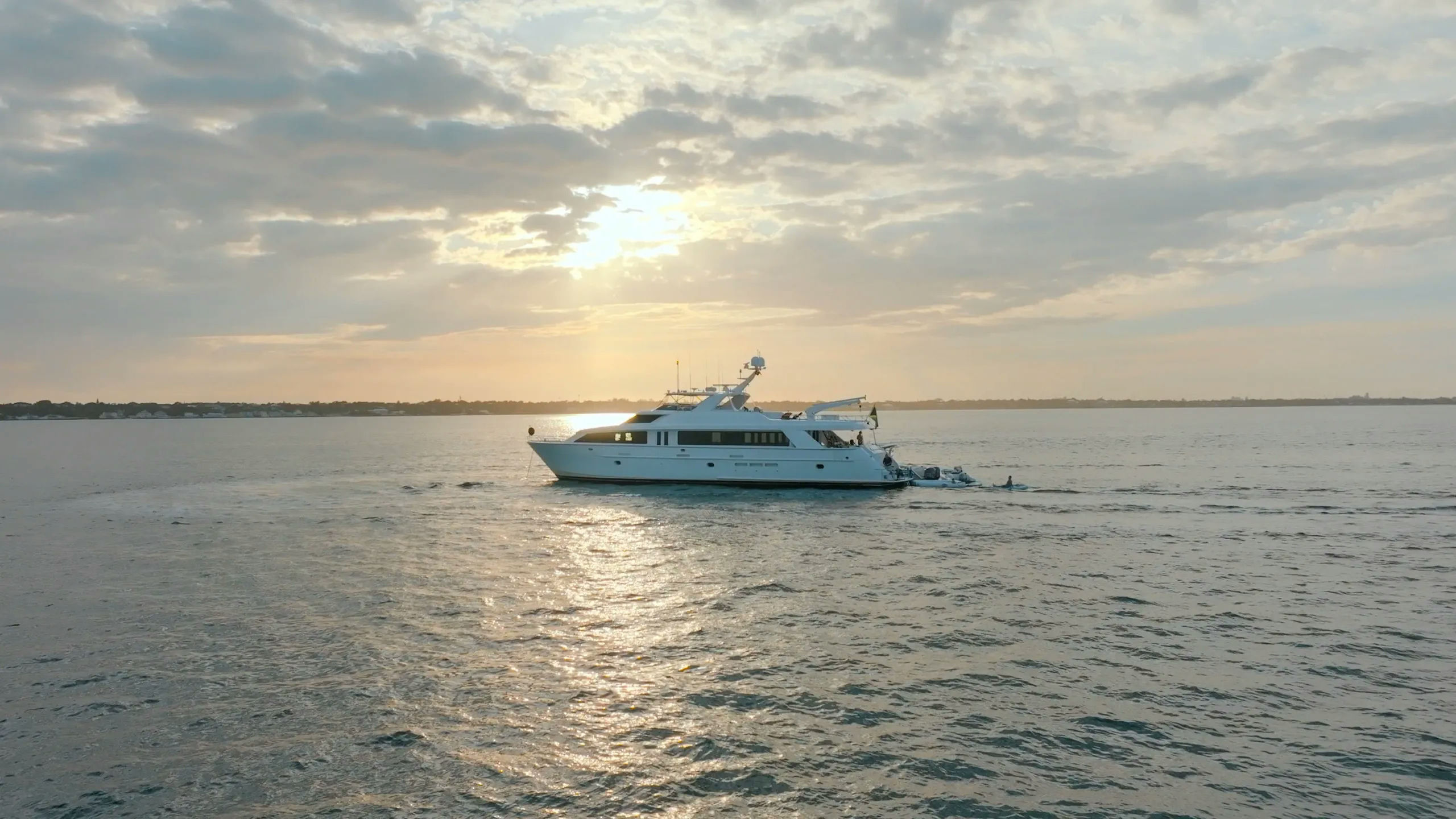 Magnum Ride, 30.5 m Hatteras 100 Flybridge charter yacht