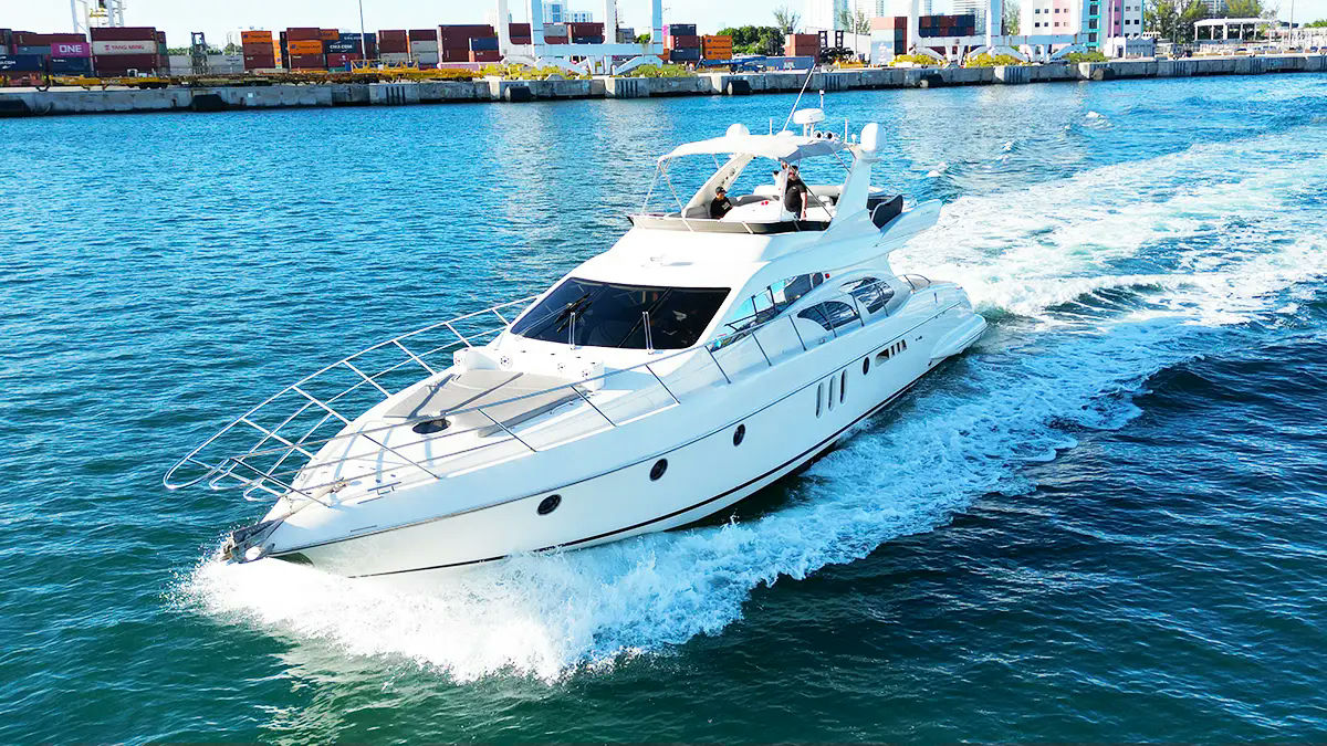 YCM65G (65' Azimut), 20 m Azimut 65 charter yacht