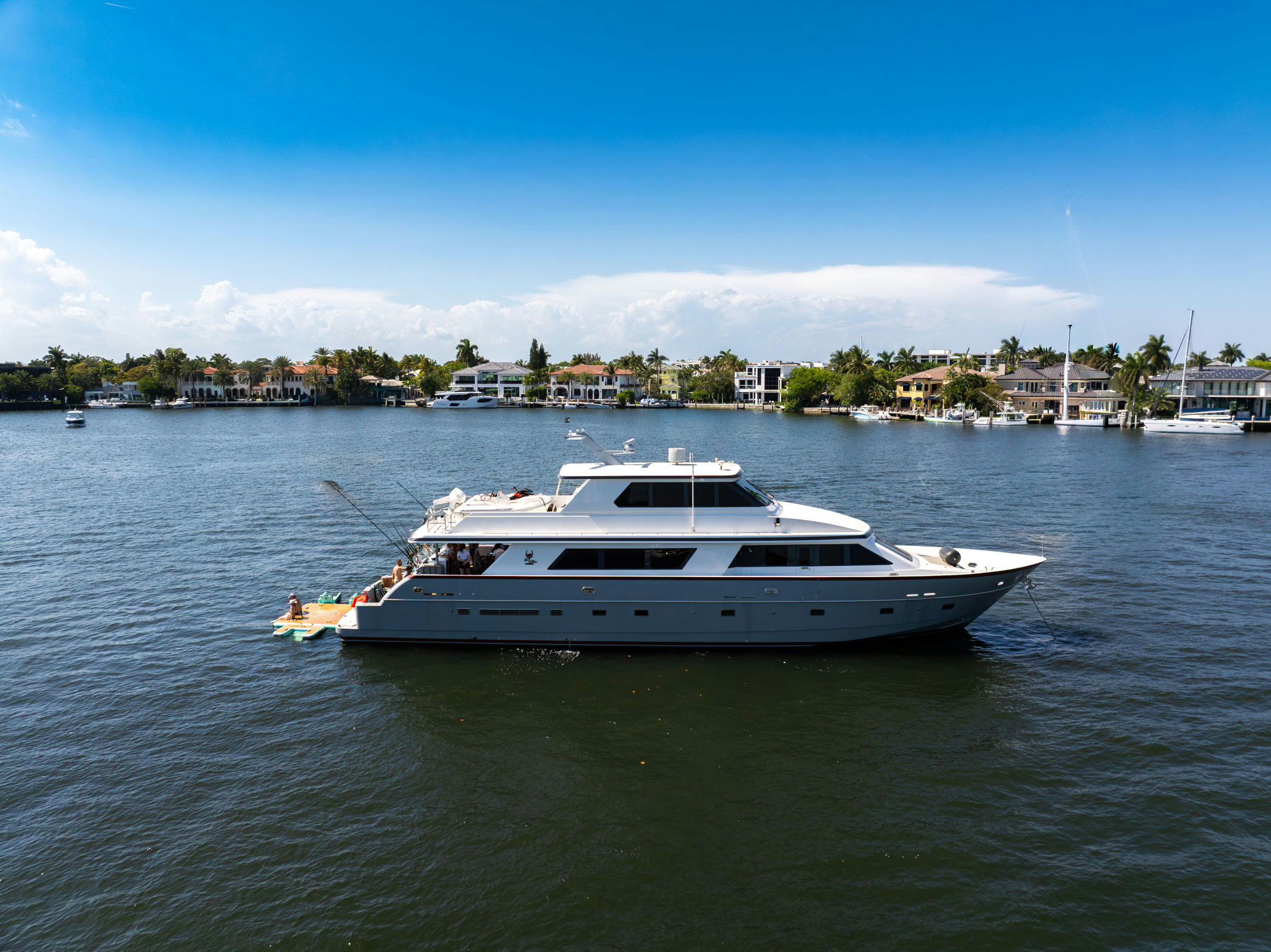 M/Y Un Wine, 27.4 m 90' motor yacht charter yacht