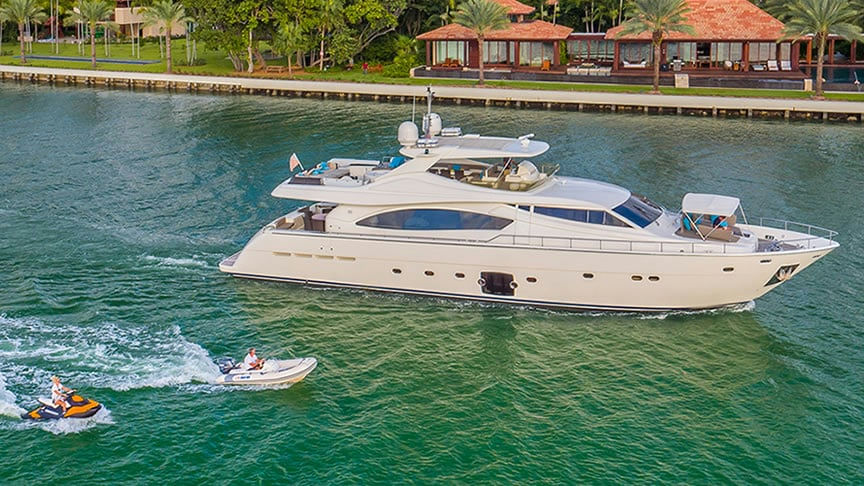 Cinque, 26.8 m Ferretti 881 Flybridge charter yacht