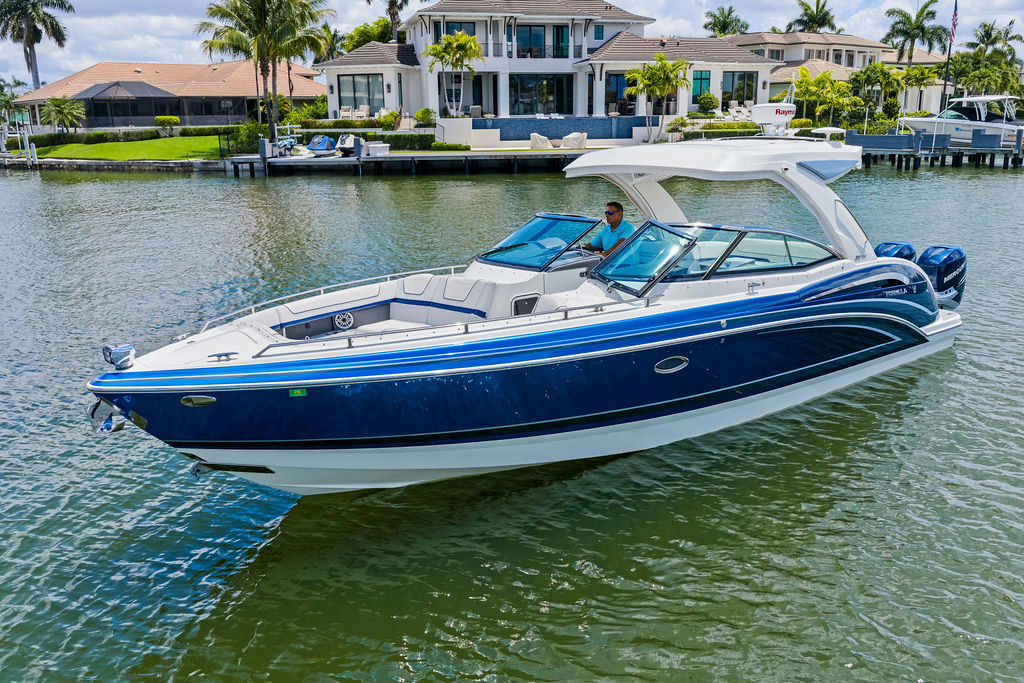 Formula 350 Crossover Bowrider, 10.7 m Formula 350 Crossover Bowrider charter yacht