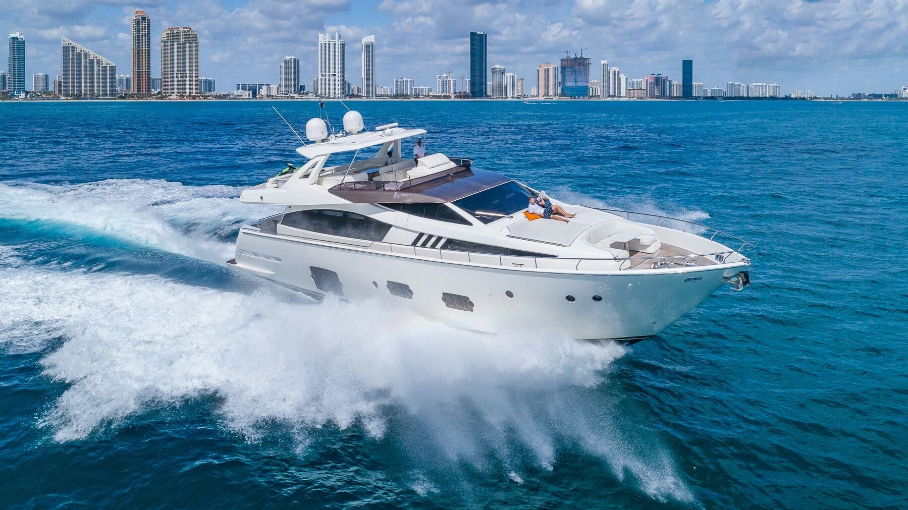Golden Belle, 24.4 m Ferretti 800 Flybridge charter yacht